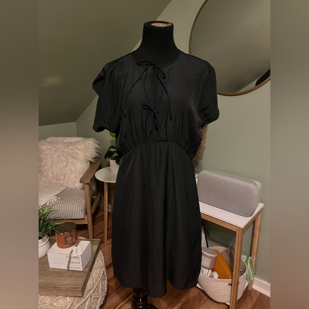 Elegant Black Dress with Tie Detail size med